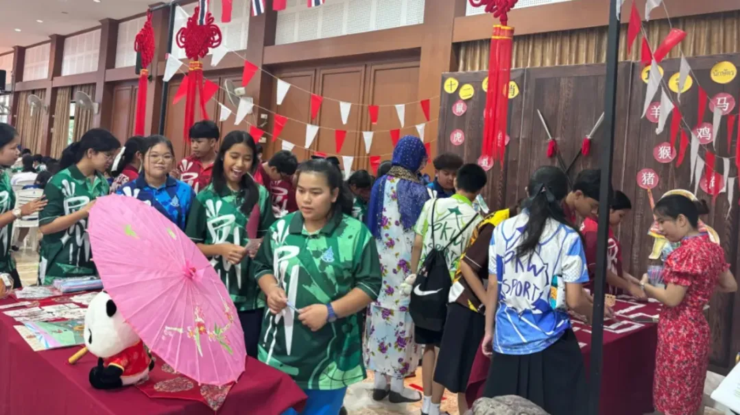 泰国普吉中学孔子课堂参与普吉中学语言文化日活动1.webp 图片