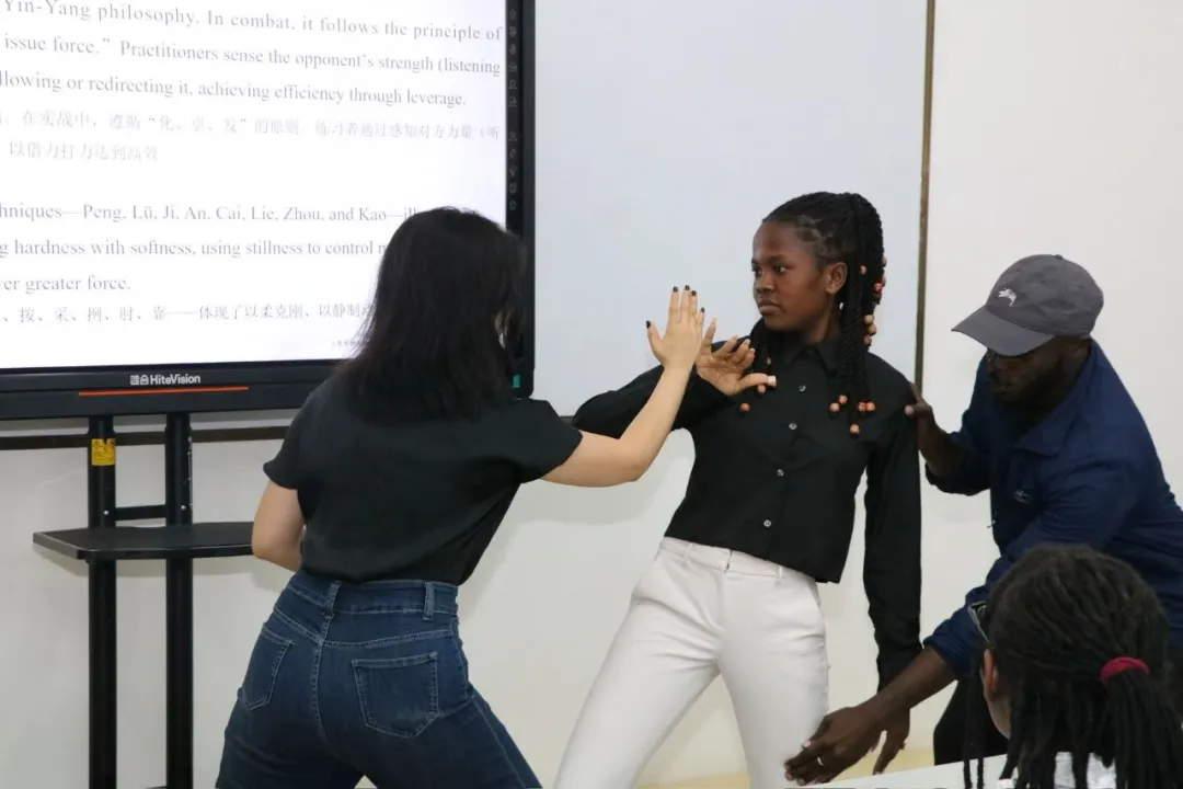 牙买加西印度大学莫纳分校孔子学院参加圣休斯女子中学“现代语言日”活动2 图片