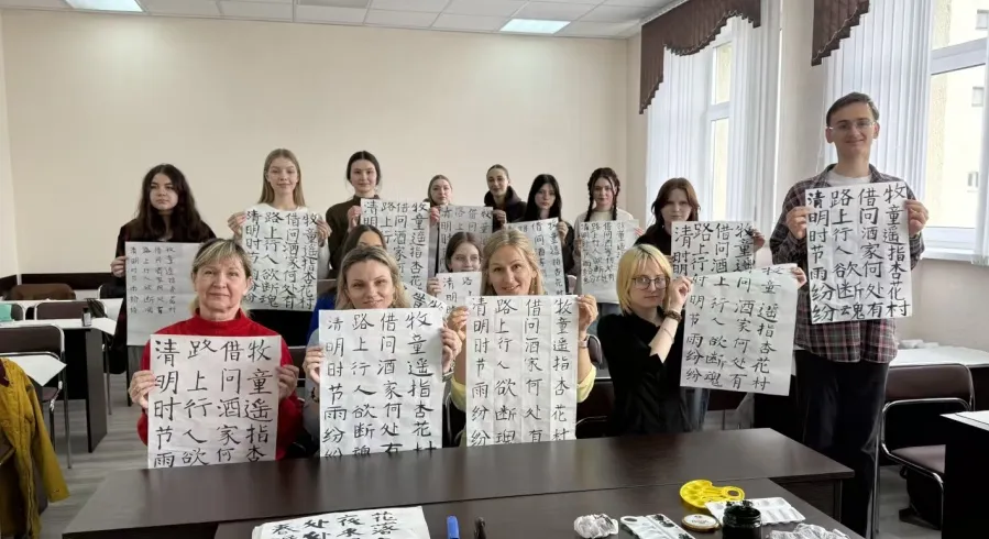 白俄罗斯莫吉廖夫国立大学孔子学院举办“一笔一画·感知中文”汉字听写及毛笔书法大赛 图片