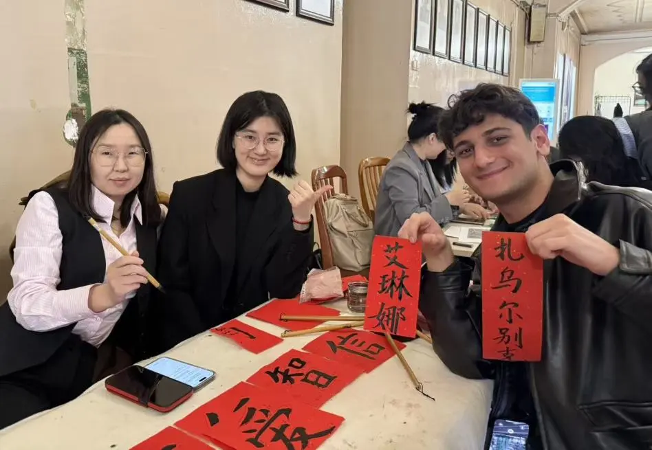 俄罗斯莫斯科国立语言大学孔子学院举办书法、剪纸等“国际中文日”沉浸式文化体验活动 图片