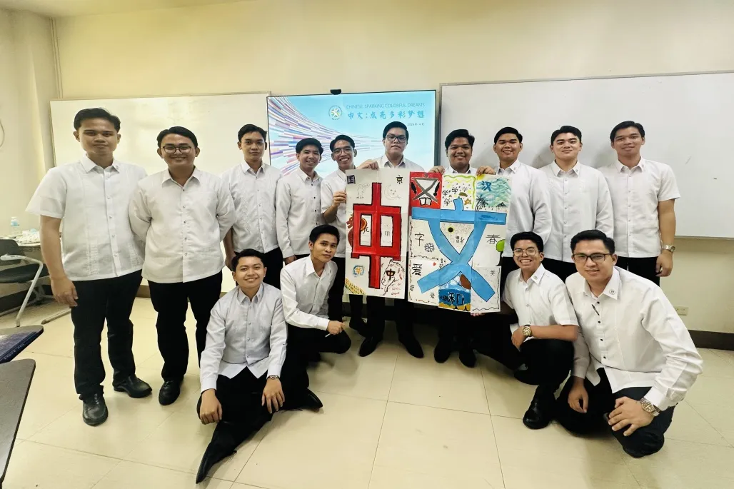 菲律宾大学孔子学院在下设多个教学点举办“汉字之美,世界共享”主题创意拼画等“国际中文日”系列庆祝活动 图片