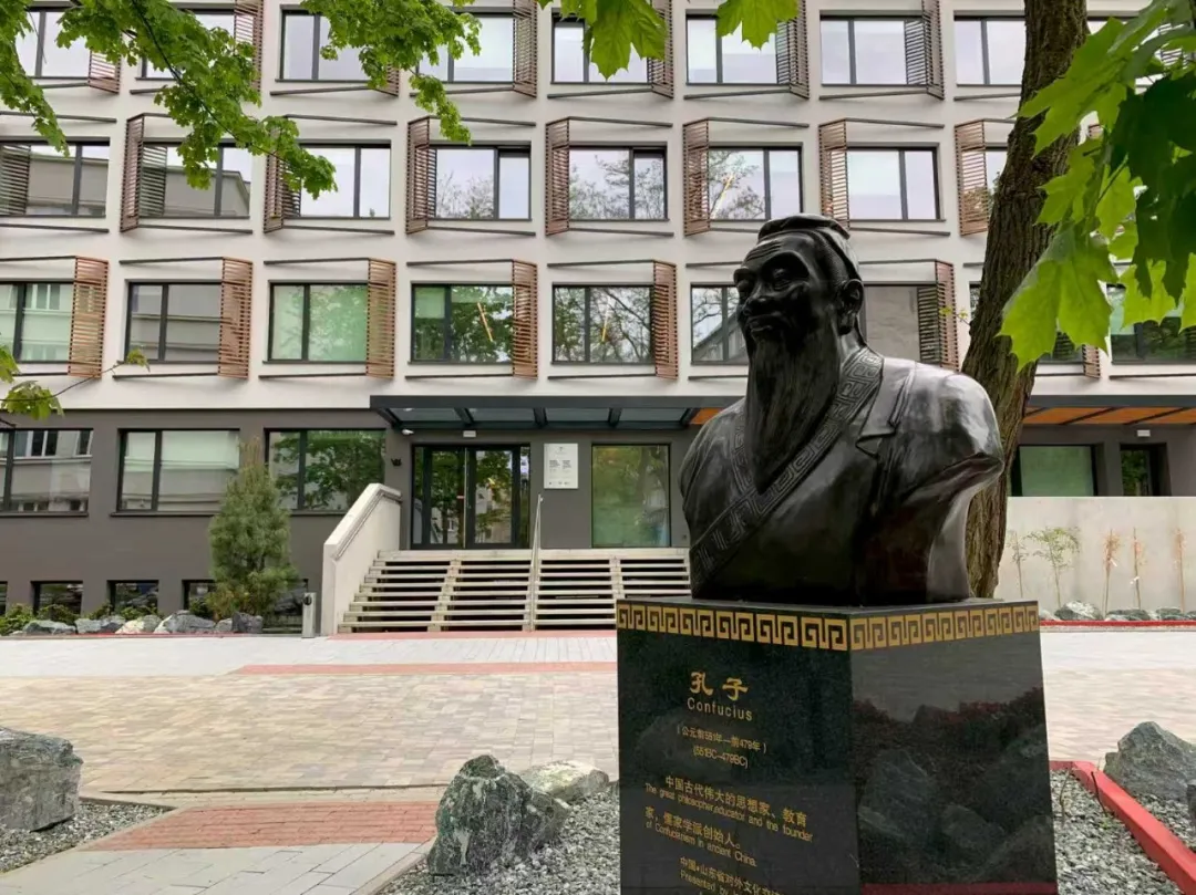 克拉科夫孔子学院安放的孔子雕像 图片