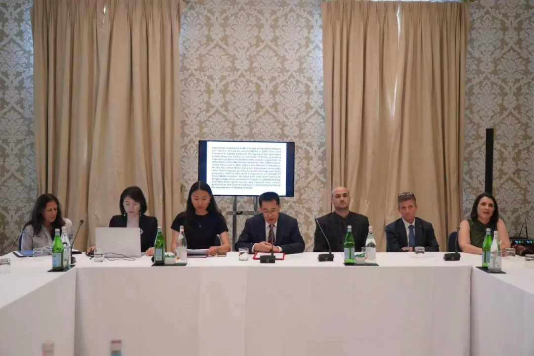 马达加斯加塔那那利佛大学孔子学院下设安琪拉贝教学点开展中文本科招生宣介进校园活动1 图片